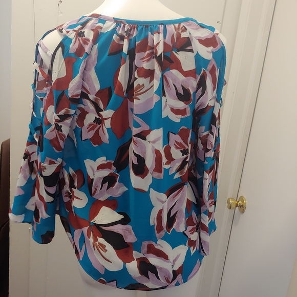 NWT Jennifer Lopez floral cold should/sleeve top - Picture 5 of 5